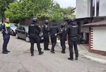 Tânăr reținut după ce a amenințat oamenii cu un cuțit și a tras cu un pistol airsoft in Piata Mare din Suceava