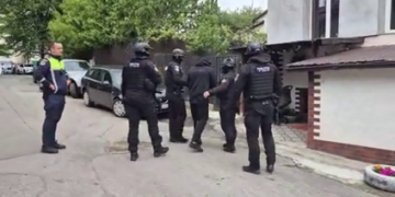 Tânăr reținut după ce a amenințat oamenii cu un cuțit și a tras cu un pistol airsoft in Piata Mare din Suceava