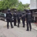 Tânăr reținut după ce a amenințat oamenii cu un cuțit și a tras cu un pistol airsoft in Piata Mare din Suceava