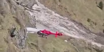 Turist străin salvat cu elicopterul după ce a căzut într-o râpă din zona montană Jepii Mici