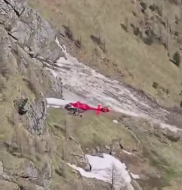 Turist străin salvat cu elicopterul după ce a căzut într-o râpă din zona montană Jepii Mici