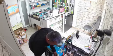 Lecție neașteptată pentru un angajat din Bârlad: patronul a simulat un furt ca să-i arate cât de vulnerabil era magazinul