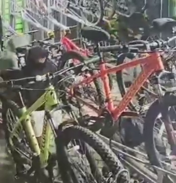 Biciclete furate din rastelele publice ale Iașului. Viceprimarul Daniel Juravle cere sprijinul cetățenilor pentru identificarea hoților
