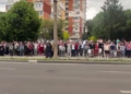 Huiduieli la Galați după ce Nicușor Dan a vrut să viziteze blocul peste care a căzut o dronă