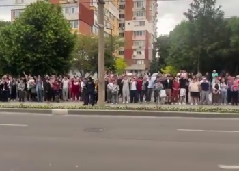 Huiduieli la Galați după ce Nicușor Dan a vrut să viziteze blocul peste care a căzut o dronă