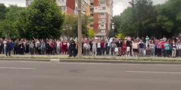 Huiduieli la Galați după ce Nicușor Dan a vrut să viziteze blocul peste care a căzut o dronă