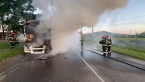Incendiu la un autotren în municipiul Vaslui. Pompierii au salvat remorca încărcată cu 30 de tone de cereale