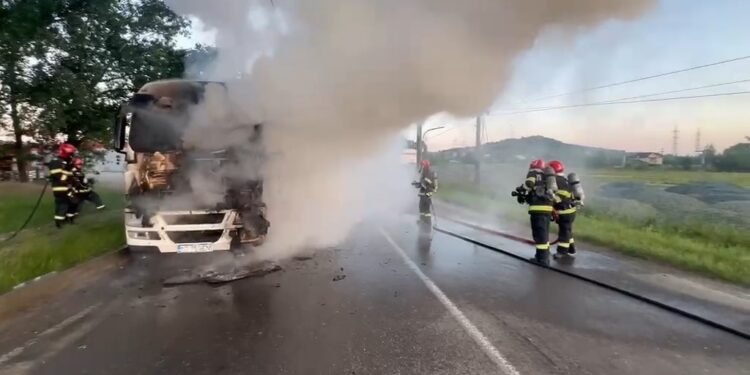 Incendiu la un autotren în municipiul Vaslui. Pompierii au salvat remorca încărcată cu 30 de tone de cereale