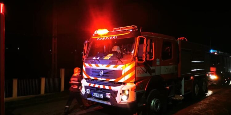 Incendiu la o colibă din zona unei stâne din Războieni. Pompierii intervin cu două autospeciale