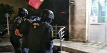 De la ceartă la crimă: un tânăr de 22 de ani și-ar fi ucis tatăl, polițist în Neamț