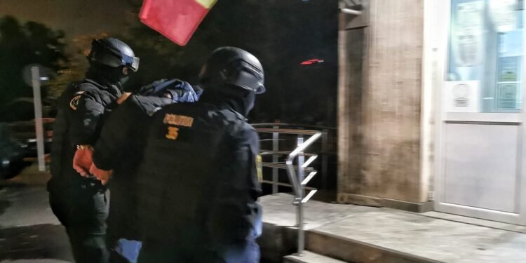 De la ceartă la crimă: un tânăr de 22 de ani și-ar fi ucis tatăl, polițist în Neamț