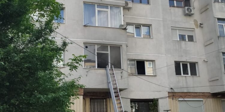 Incendiu la un apartament din Bacău. 20 de persoane s-au autoevacuat