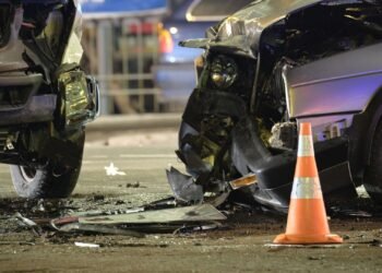 Rețea de accidente înscenate pentru despăgubiri de la asigurări. Administratorul unui service auto, în centrul anchetei