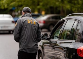 Directoare de școală, prinsă în flagrant în timp ce primea mită. Procurorii susțin că a cerut bani după atribuirea unor contracte publice