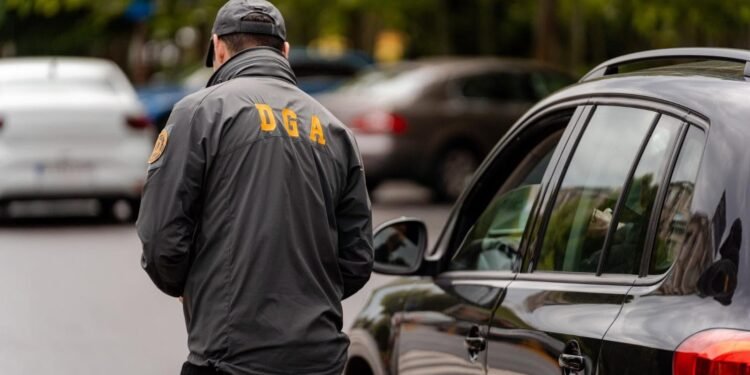 Directoare de școală, prinsă în flagrant în timp ce primea mită. Procurorii susțin că a cerut bani după atribuirea unor contracte publice