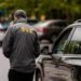 Directoare de școală, prinsă în flagrant în timp ce primea mită. Procurorii susțin că a cerut bani după atribuirea unor contracte publice