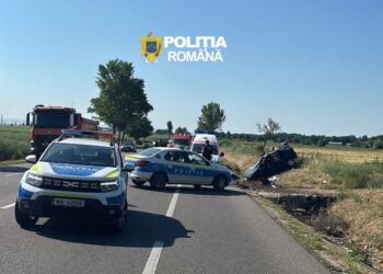 Accident grav în apropiere de Adjud. Un șofer și-a pierdut viața după ce a intrat cu mașina într-un cap de pod