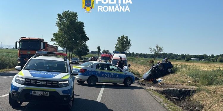 Accident grav în apropiere de Adjud. Un șofer și-a pierdut viața după ce a intrat cu mașina într-un cap de pod