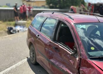 Accident rutier în Corni: două persoane transportate la spital după coliziunea dintre o mașină și o motocicletă