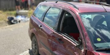 Accident rutier în Corni: două persoane transportate la spital după coliziunea dintre o mașină și o motocicletă
