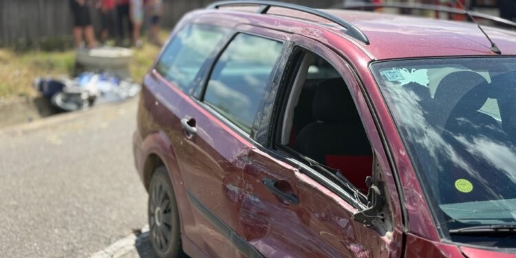 Accident rutier în Corni: două persoane transportate la spital după coliziunea dintre o mașină și o motocicletă