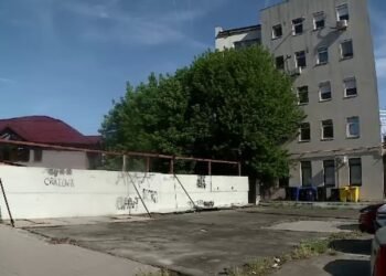 VIDEO-Proprietar pe aleea blocului. Cum au ajuns zeci de locatari să intre în propriile case pe ușa magazinului