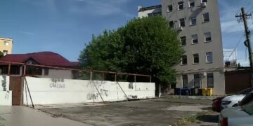 VIDEO-Proprietar pe aleea blocului. Cum au ajuns zeci de locatari să intre în propriile case pe ușa magazinului