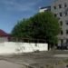 VIDEO-Proprietar pe aleea blocului. Cum au ajuns zeci de locatari să intre în propriile case pe ușa magazinului