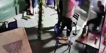 VIDEO: Scandal pe terasa unui bar din judetul Botoșani. Un pădurar a fost filmat în timp ce răstoarnă mesele și se ia la bătaie