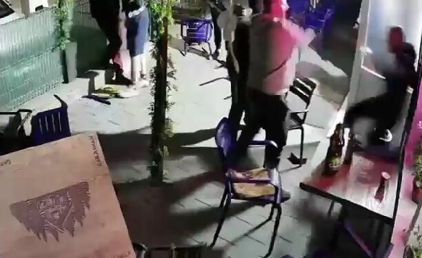 VIDEO: Scandal pe terasa unui bar din judetul Botoșani. Un pădurar a fost filmat în timp ce răstoarnă mesele și se ia la bătaie