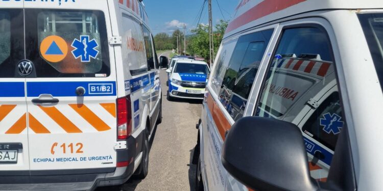 Vrancea | Accident grav în Străoane. Cinci persoane rănite, printre care doi copii. Un copac s-a prăbușit peste autoturism