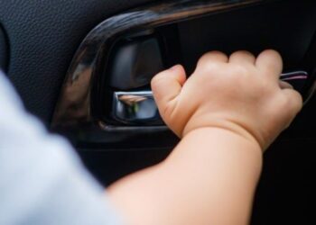 Doi copii de 2 și 4 ani au fost găsiți morți într-o masina, în plin val de caniculă extremă