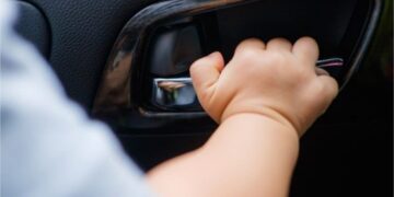 Doi copii de 2 și 4 ani au fost găsiți morți într-o masina, în plin val de caniculă extremă
