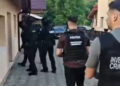 Percheziții în Neamț, Bacău și Ilfov într-un dosar de șantaj, camătă și tăinuire. Zece persoane, vizate de mandate de aducere