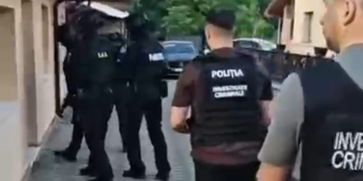 Percheziții în Neamț, Bacău și Ilfov într-un dosar de șantaj, camătă și tăinuire. Zece persoane, vizate de mandate de aducere