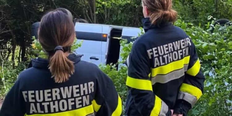 Accident grav în Austria: un microbuz cu opt români a căzut într-o râpă, cinci persoane au ajuns la spital
