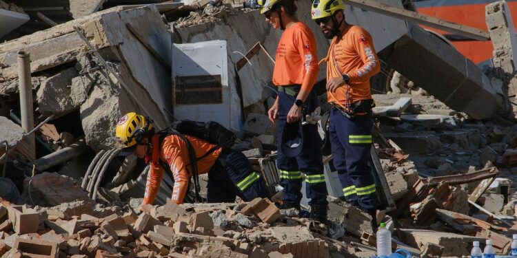 Miracol în Venezuela! La trei zile după seismele devastatoare, un băiat de 11 ani a fost găsit în viață sub dărâmături