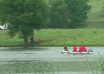 Intervenție de urgență pe Lacul Tei: o persoană a fost scoasă din apă, iar medicii încearcă să o resusciteze