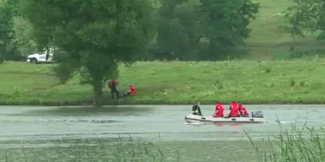 Intervenție de urgență pe Lacul Tei: o persoană a fost scoasă din apă, iar medicii încearcă să o resusciteze