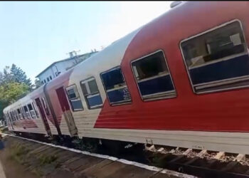 Două ore crunte pentru sute de pasageri din trenul Iasi-București. Locomotiva a luat foc în mers, au rămas blocați în caniculă timp de două ore