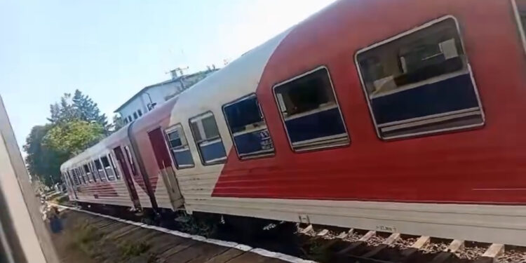 Două ore de coșmar pentru pasagerii trenului Iași–București, după ce locomotiva a luat foc în mers