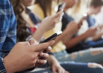 Acces limitat la rețelele sociale pentru copiii sub 16 ani și amenzi pentru platformele care nu respectă regulile
