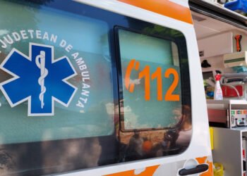 Doi elevi de 7 ani răniți la o școală din Botoșani, după ce mai multe bănci s-au răsturnat peste ei
