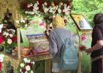 Brâul Maicii Domnului, adus în România. Peste o mie de credincioși au participat la procesiune