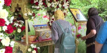 Brâul Maicii Domnului, adus în România. Peste o mie de credincioși au participat la procesiune