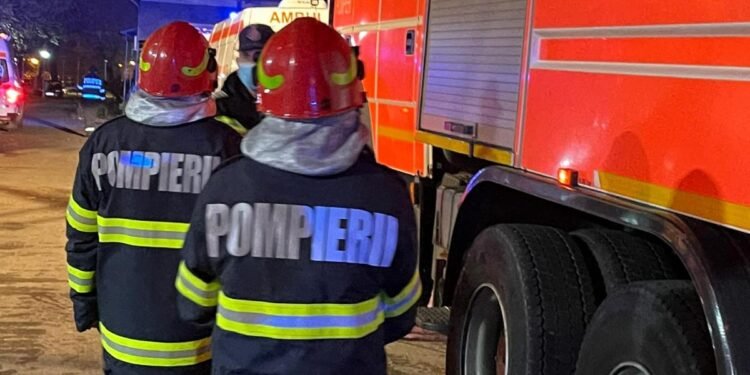 Trei răniți și zeci de evacuați după o explozie într-un apartament