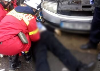 Bărbat de 57 de ani, în stare gravă după ce a fost strivit de propria mașină