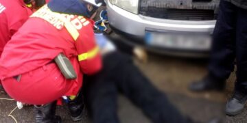 Bărbat de 57 de ani, în stare gravă după ce a fost strivit de propria mașină