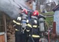 Casă mistuită de flăcări: familie cu doi copii rămasă pe drumuri