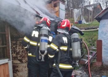 Casă mistuită de flăcări: familie cu doi copii rămasă pe drumuri